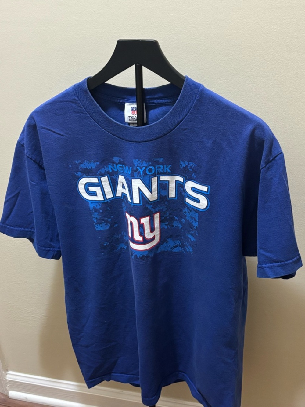 Men’s royal blue New York Giants T-shirt Size Large Digital Camo Style